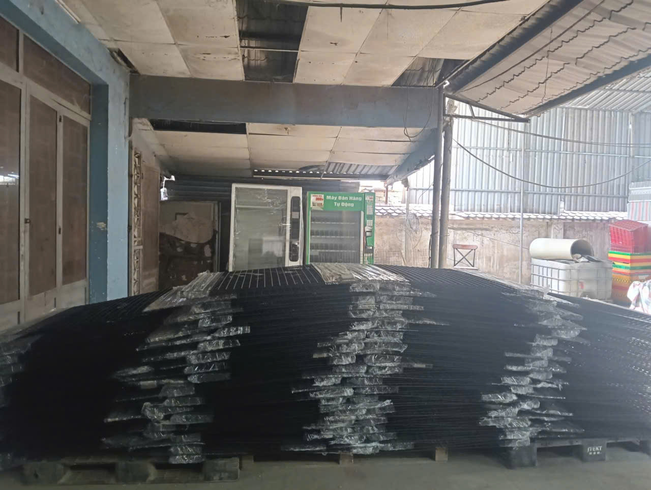 Sơn hàng rào khung lưới thép - Ảnh 3